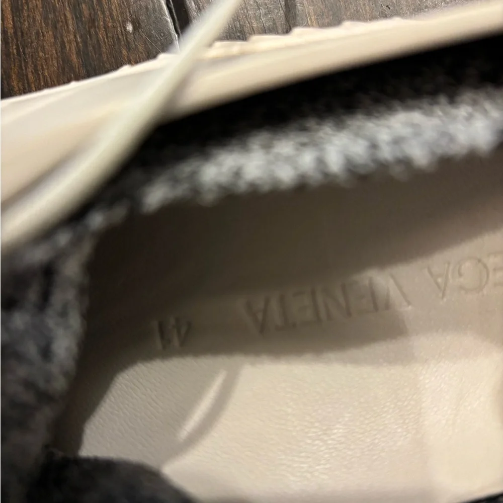 Brand new Bottega Veneta White and Gray Knit-Collar Men's Sneakers - size 41/8
